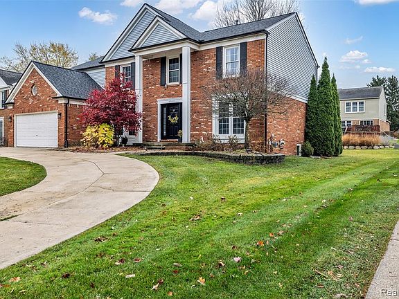 3rd image of 45077 Roundview Dr
