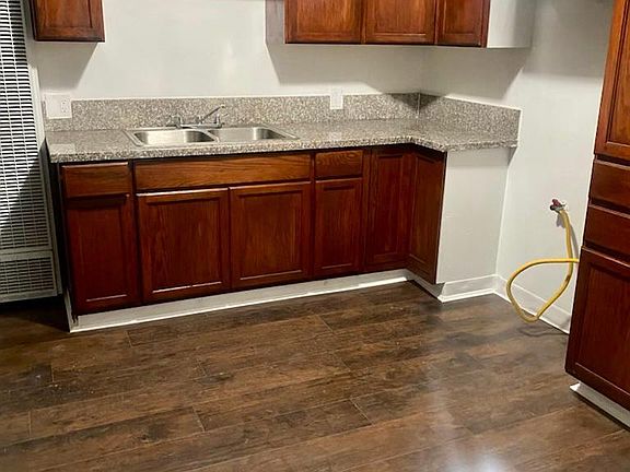 2nd image of 510 W Hyde Park Blvd