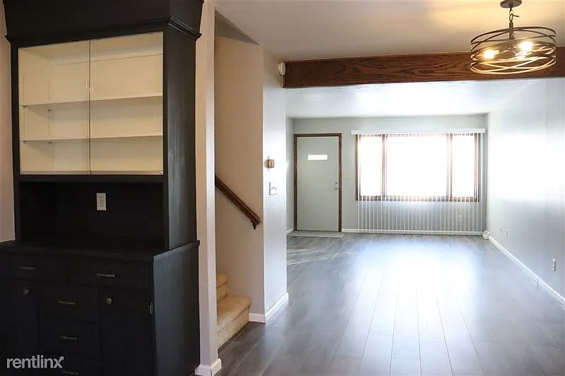 3 bed, 2.0 bath, 1700 sqft, $2,090 — Photo 2