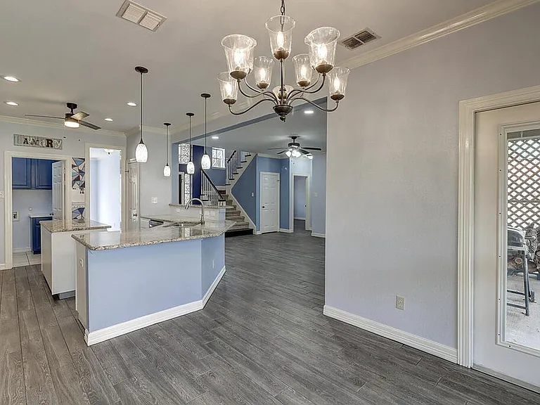 7810 Duchess St — Photo 24