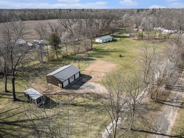 14090 Riverside Dr, Constantine, MI 49042