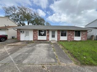 885 Oakwood Dr, Gretna, LA 70056