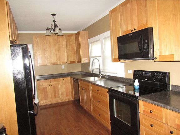 5th image of 216 Maple St