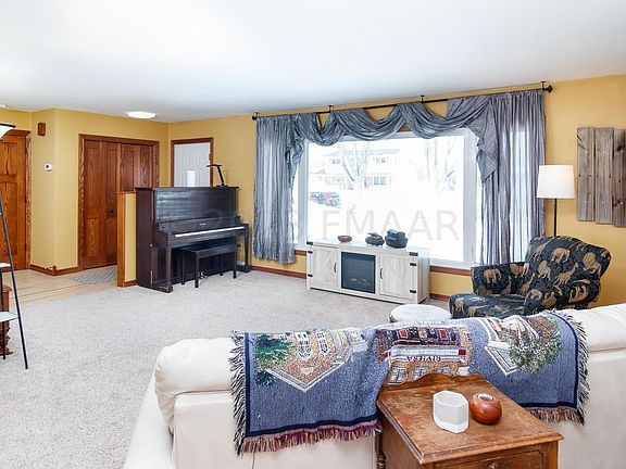 4th image of 902 Southwood Dr S