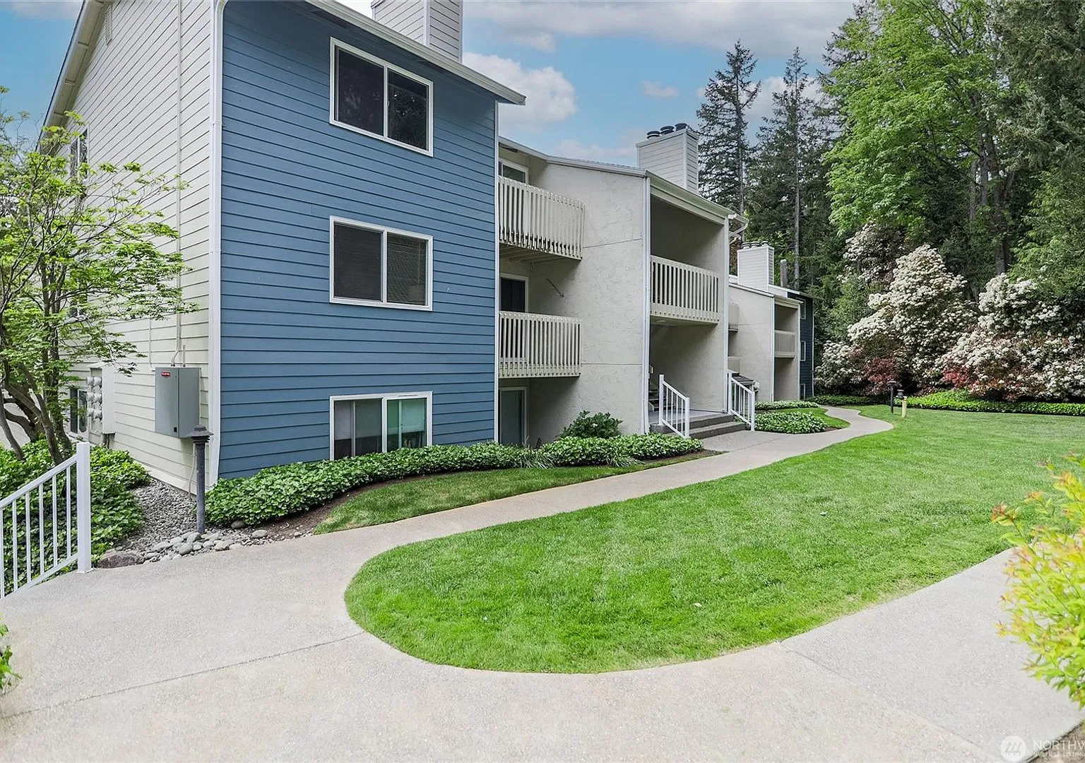 Updated 2 Bedroom Condo in Prime Redmond Location! — Photo 1