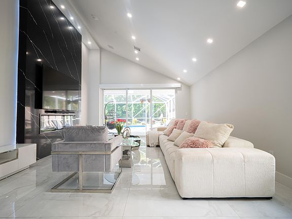 3rd image of 10438 BUENA VENTURA Drive