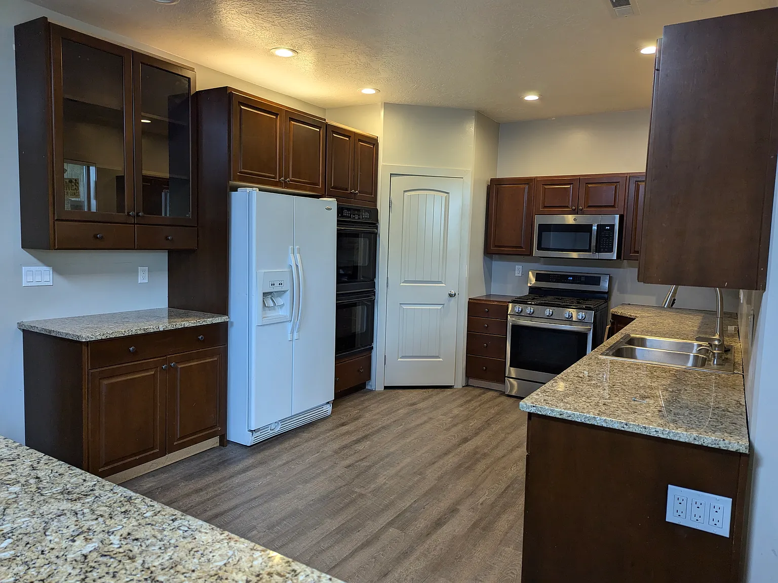 4 bed, 2388 sqft, $2,000 — Photo 2