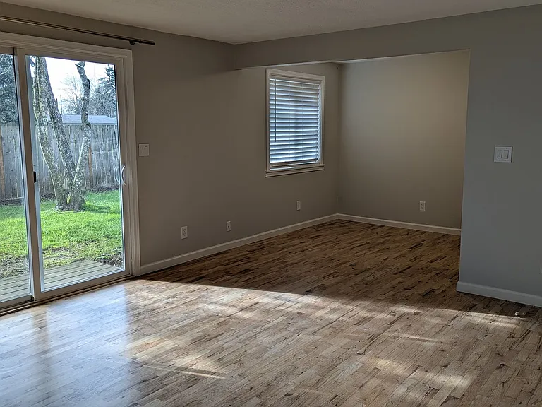 208 SE 98th Ave — Photo 4