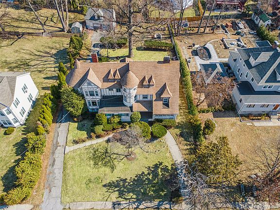 2nd image of 7 The Court