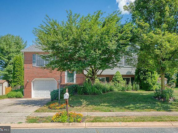 3rd image of 708 Eastwood Ct