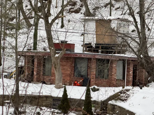 21 Lake Shore Dr, Cross Lanes, WV 25313