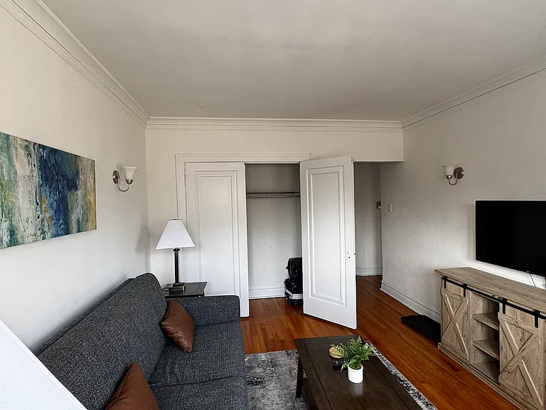 1915 W Larchmont Ave #2 — Photo 3