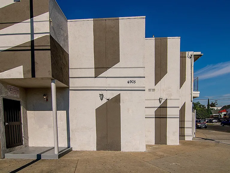 West Adams Studio Apartments — Photo 28