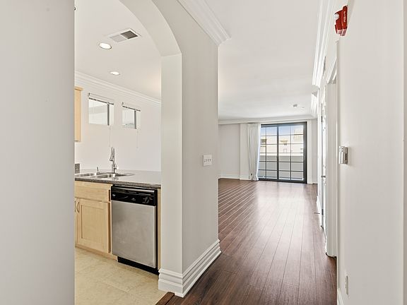 3rd image of 13940 Moorpark St APT 306