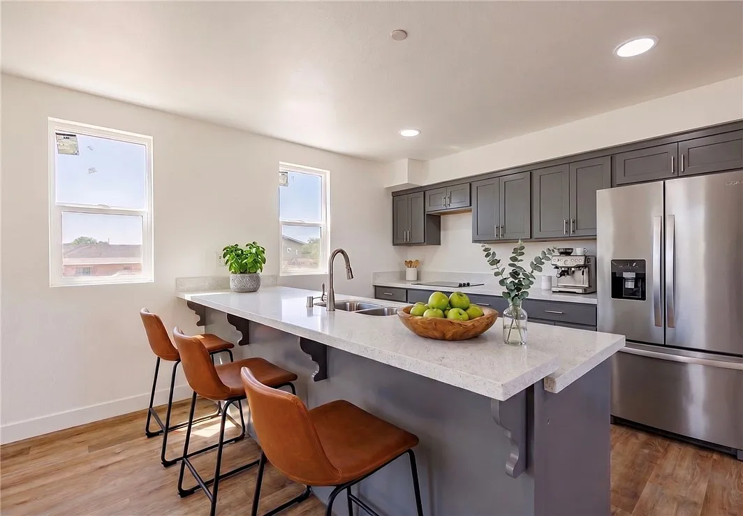 4 bed, 3.5 bath, 1900 sqft, $4,370 — Photo 4