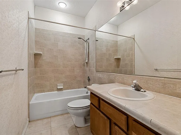 2204 Elizabeth Way — Photo 11