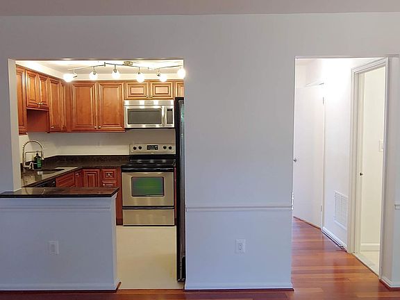 3rd image of 318 Holly Ct