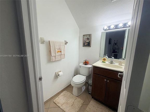5th image of 648 SE 32nd Ave