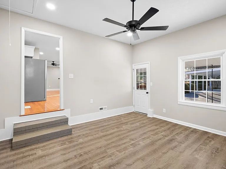 215 Hill St — Photo 15