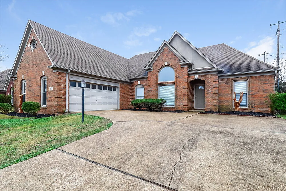 3 bed, 2.0 bath, 1869 sqft, $1,970 — Photo 3