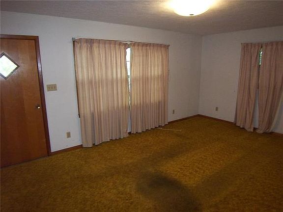 5th image of 2226 Russell Dr