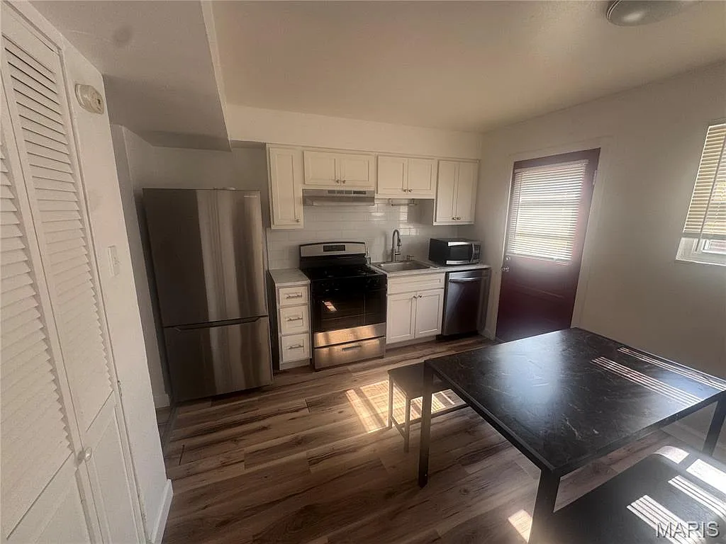 2 bed, 1.0 bath, 800 sqft, $1,325 — Photo 3