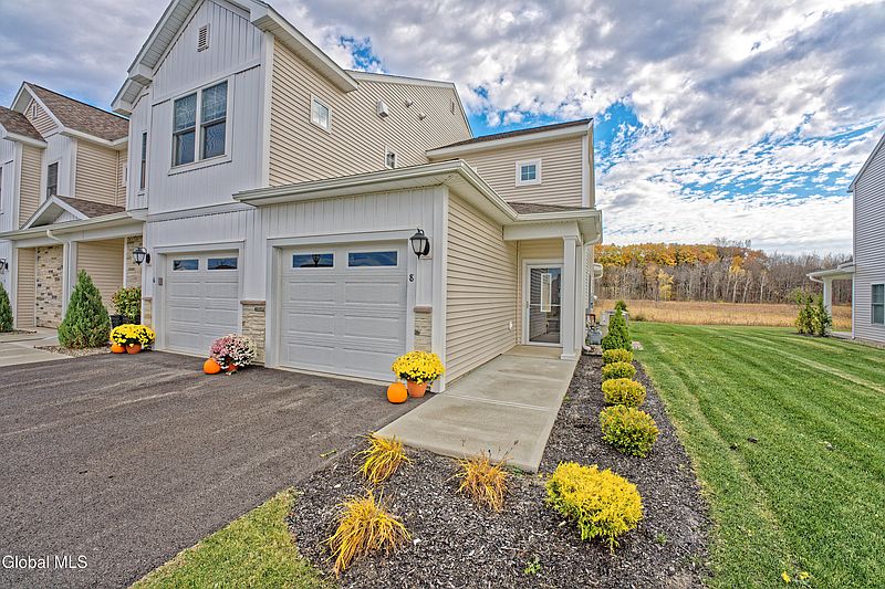 2nd image of 8 Kendra Court