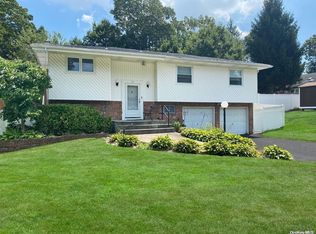 21 Mohegan Ln, Commack, NY 11725