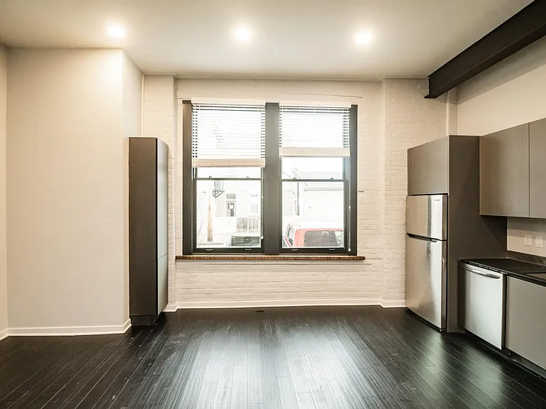 402 W 9th St #3 — Photo 8