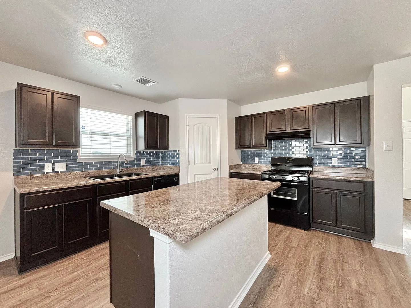 Beautiful and Unique 4 Bedroom Rental Home! — Photo 2