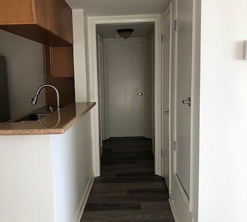 5th image of 20327 Saticoy St Unit 105