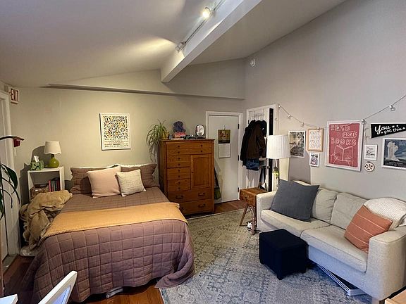 3rd image of 910 Clinton St APT 3R