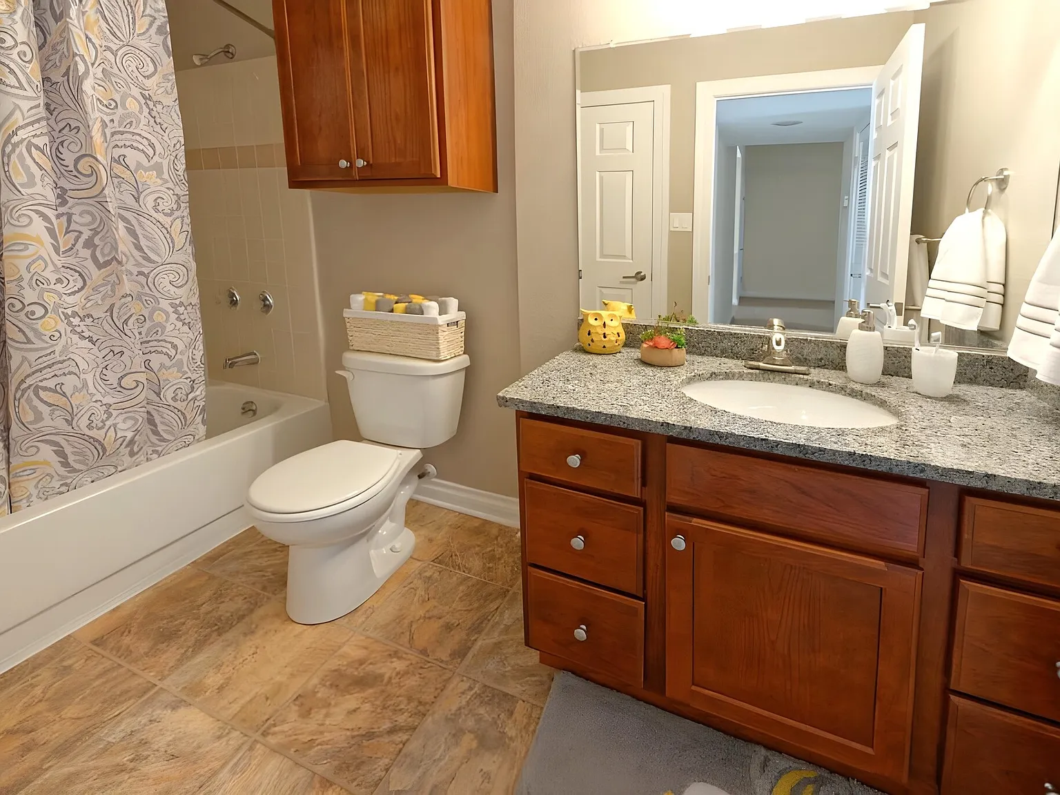 Country Club Manor — Photo 4