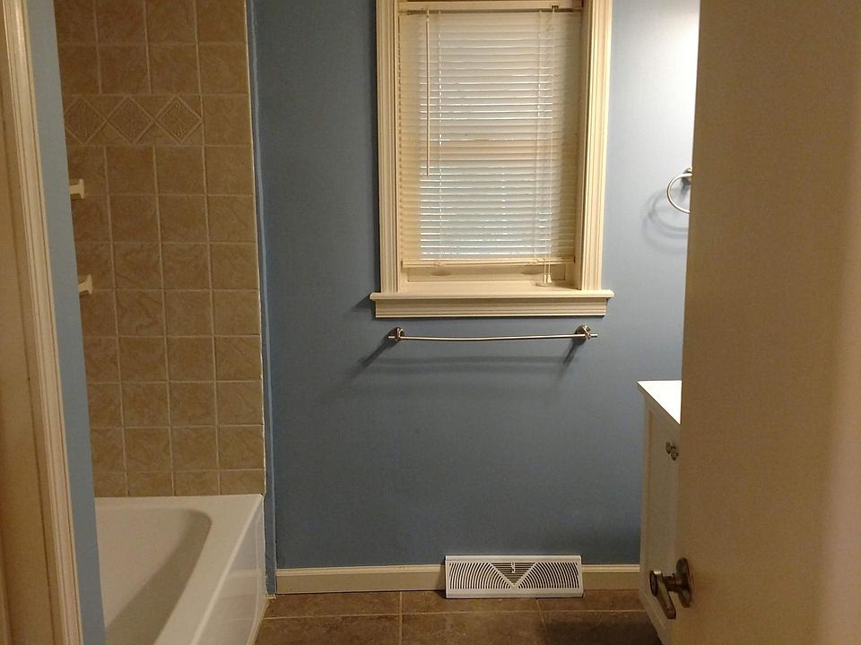 Hall bathroom. Shower/tub combo, toilet, sink.