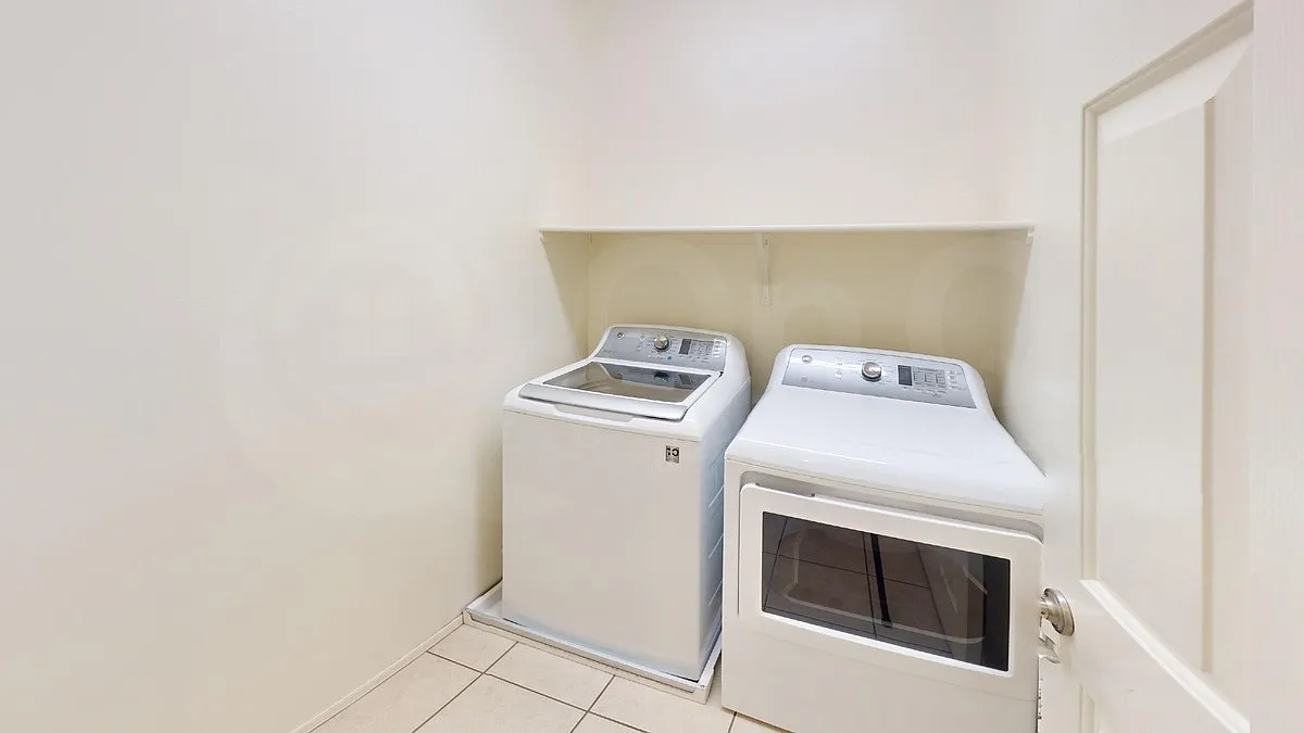 4 bed, 3.0 bath, 2400 sqft, $2,099 — Photo 4