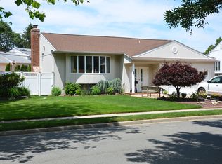 3 Rita Ln, Plainview, NY 11803