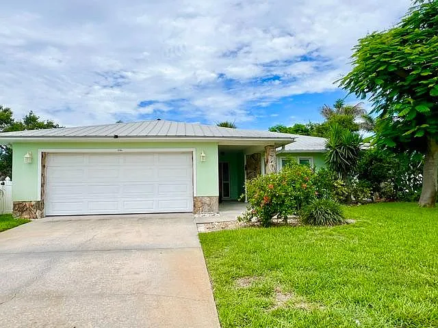 2108 Rosewood Dr — Photo 4