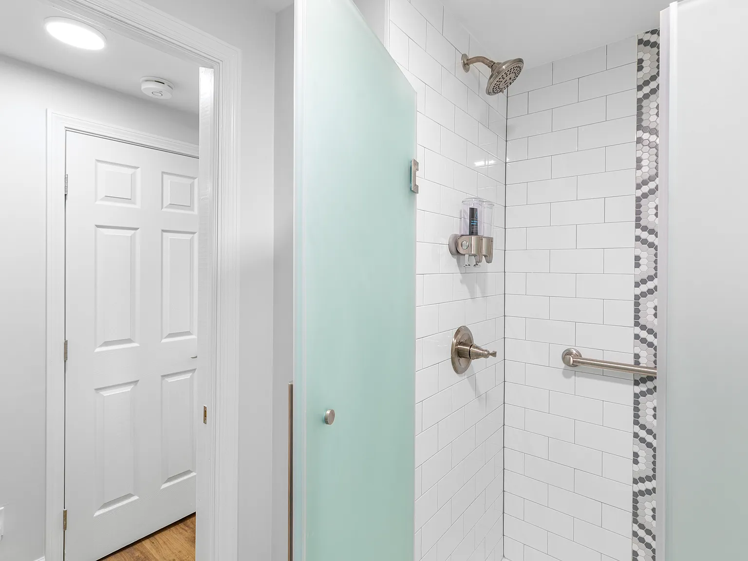 3 bed, 1000 sqft, $2,500 — Photo 4