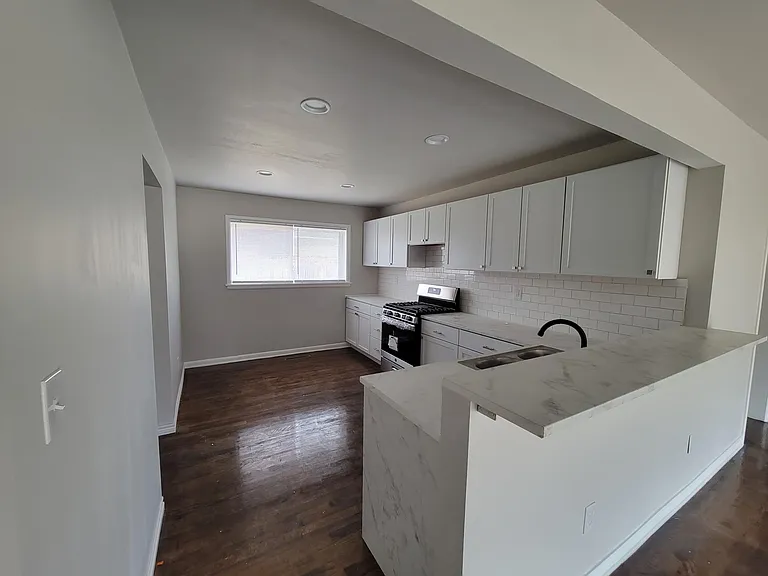 4726 Dartmouth Dr — Photo 2