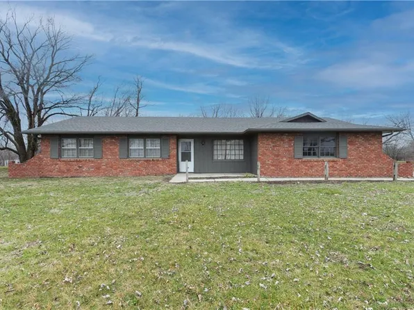 24876 Leavenworth Rd, Tonganoxie, KS 66086