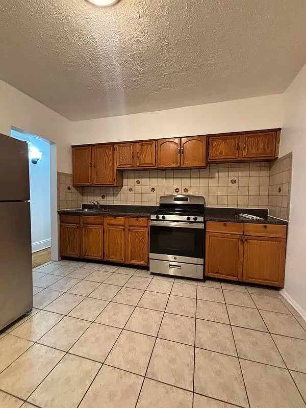 3 bed, 1.0 bath, 1100 sqft, $3,500 — Photo 1