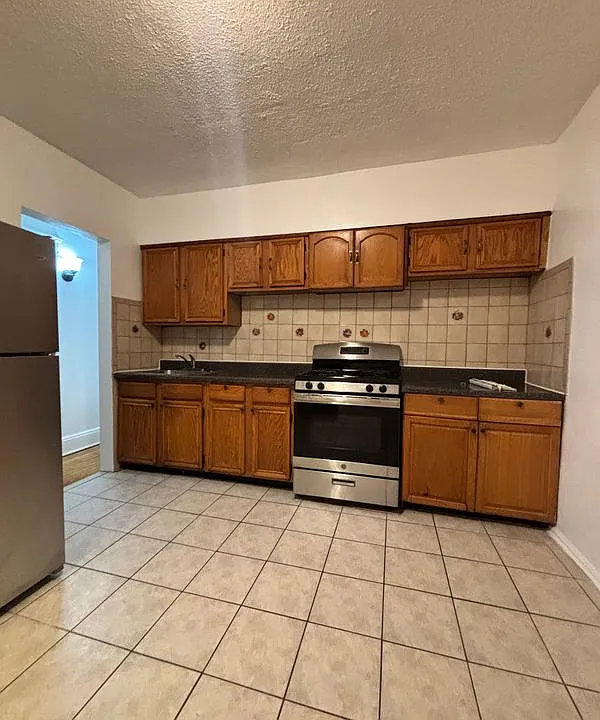 2215 Strang Ave #1