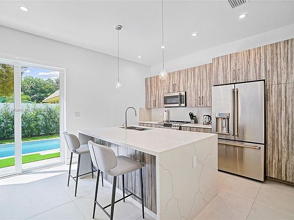 3rd image of 3590 Franklin Ave #3590
