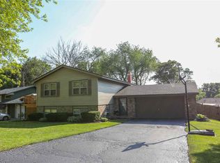 297 Rockcliff Dr, Rockford, IL 61108