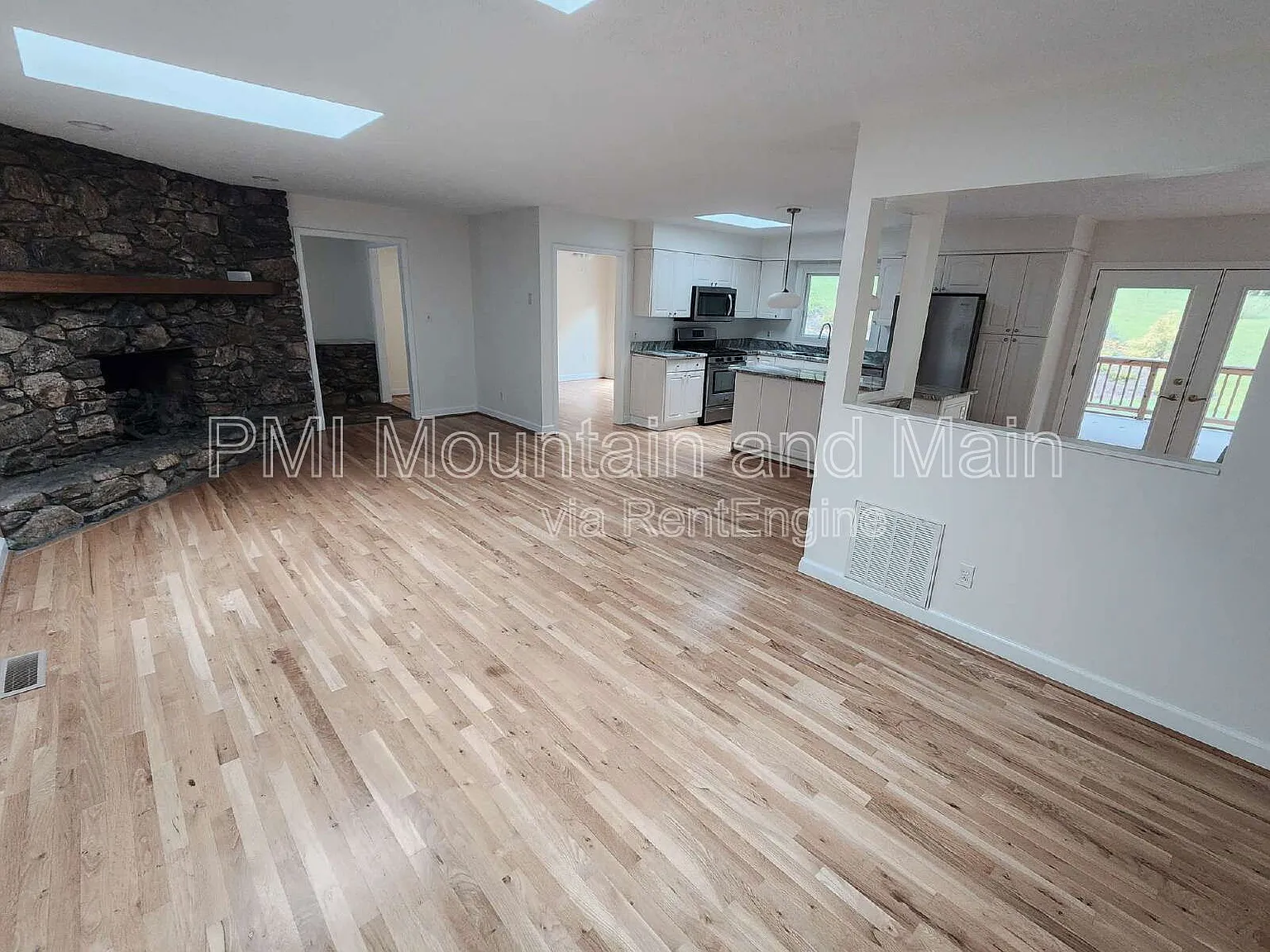 3 bed, 2.0 bath, 2233 sqft, $2,950 — Photo 4