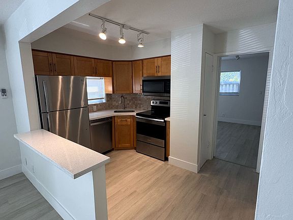 3rd image of 1520 NE 56th St #1