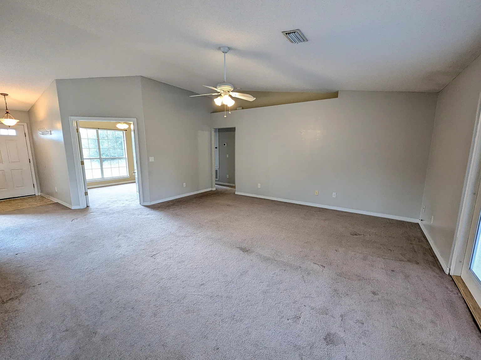 3 bed, 2.0 bath, 1924 sqft, $2,320 — Photo 3