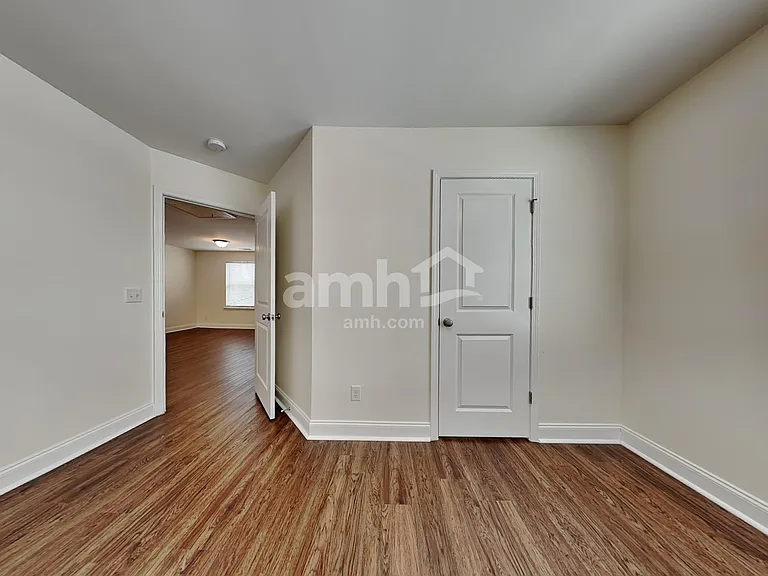 16368 Aubergine Aly — Photo 16