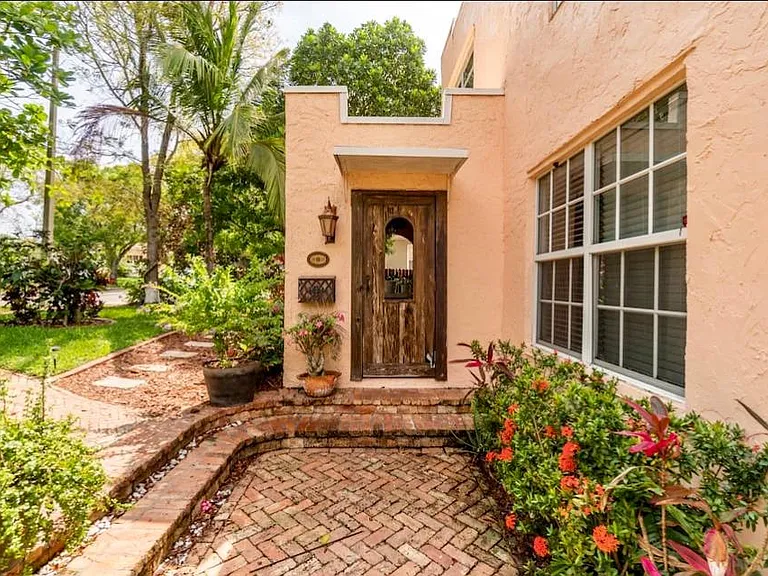 940 39th Ct — Photo 3