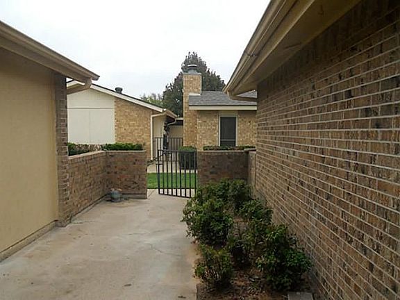 2nd image of 910 Shady Creek Ln